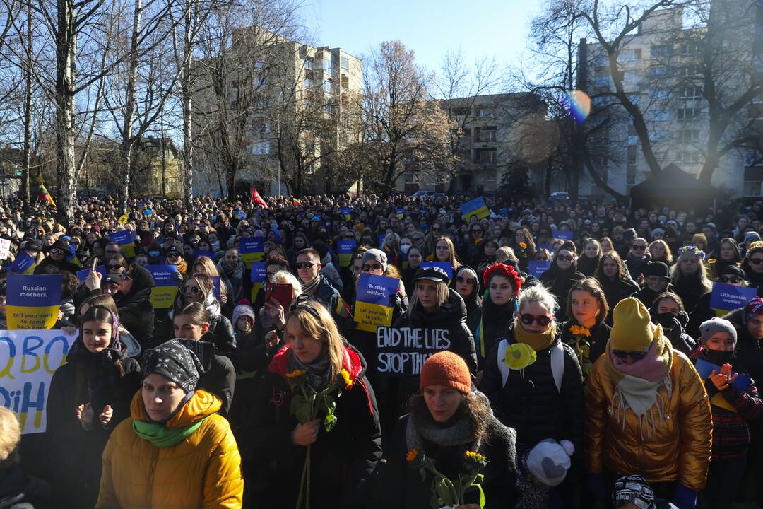 Moterų protesto akcija prieš Rusijos agresiją Ukrainoje