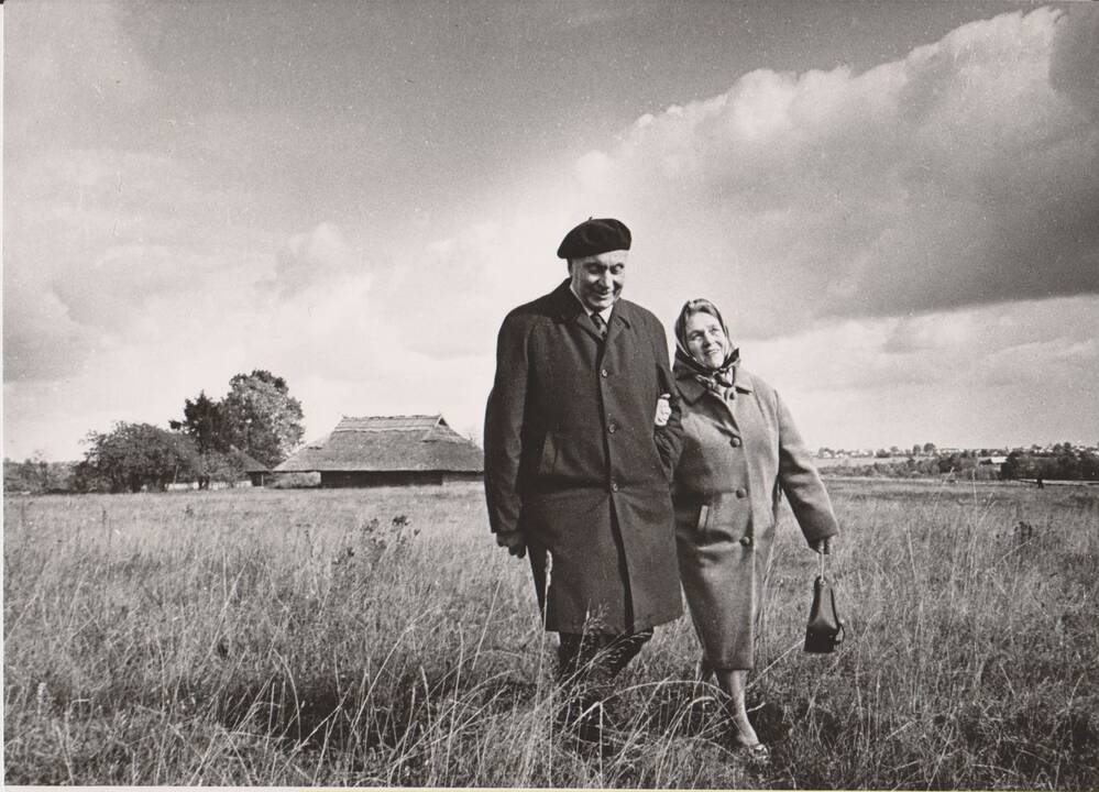 Dviese: J.Grušas su žmona Pulcherija. 1971 m.