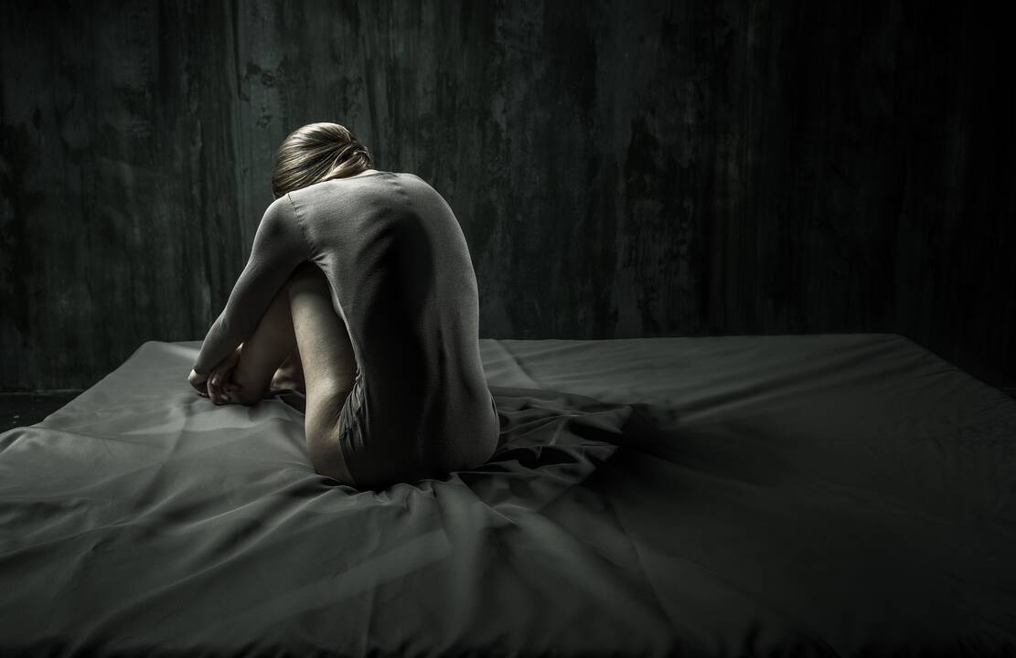 Įvaizdžio dizainas: Rūta Šiugždinytė. „Užsisklendimas” (baigiamasis darbas „Įvaizdis meninėje fotografijoje kaip pasiūla anoreksijos socialinei reklamai“). Modelis – Gabija Palšytė.