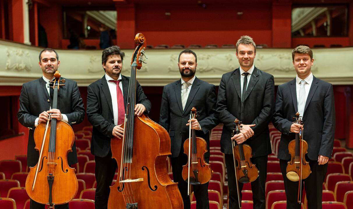 Meistrai: kolektyvas su Vienos klasikų ženklu „Wiener Kammersymphonie“ puoselėja senąsias tradicijas ir ieško naujų muzikos horizontų.