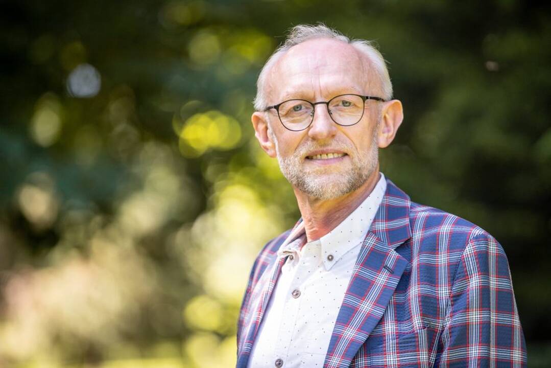 Atspindys: šiuolaikiškame veidrodiniame fontane atsispindės Raudondvario dvaro istoriniai pastatai.