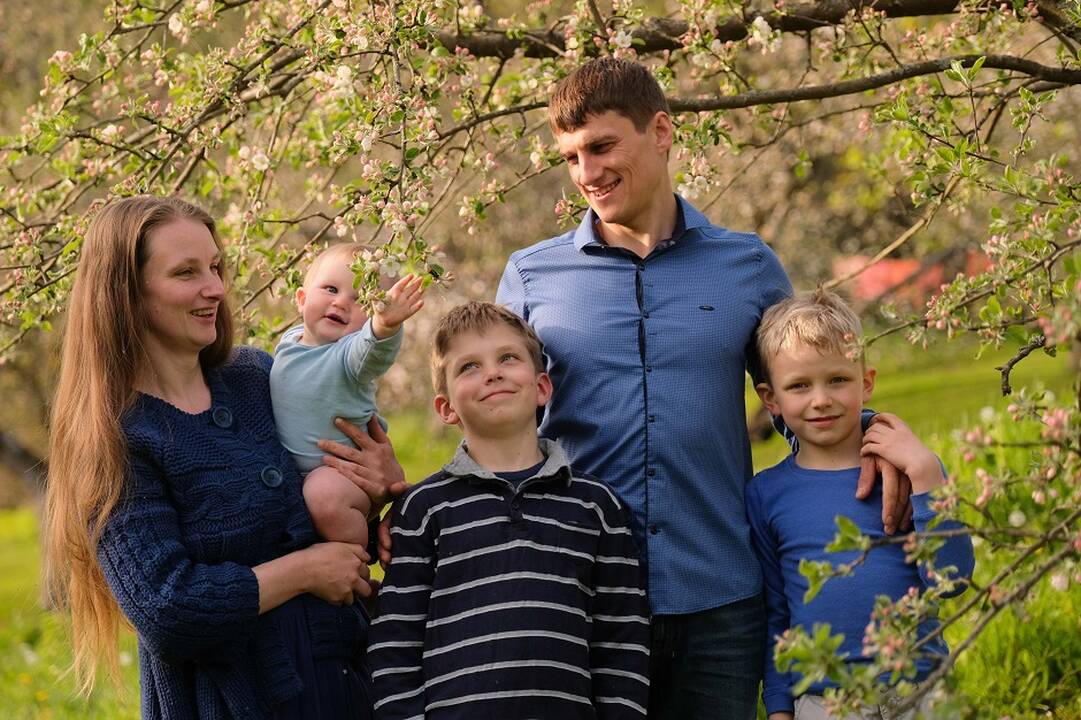 Atvirai: gamtos apsuptyje gyvenanti šeima sako, kad toks gyvenimo būdas suteikia jiems ne tik daug džiaugsmo, bet ir iššūkių.