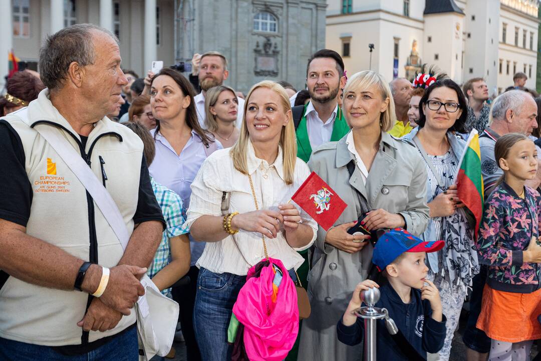 Tautiškos giesmės giedojimas Vilniaus Katedros aikštėje