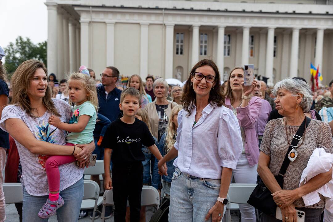 Tautiškos giesmės giedojimas Vilniaus Katedros aikštėje