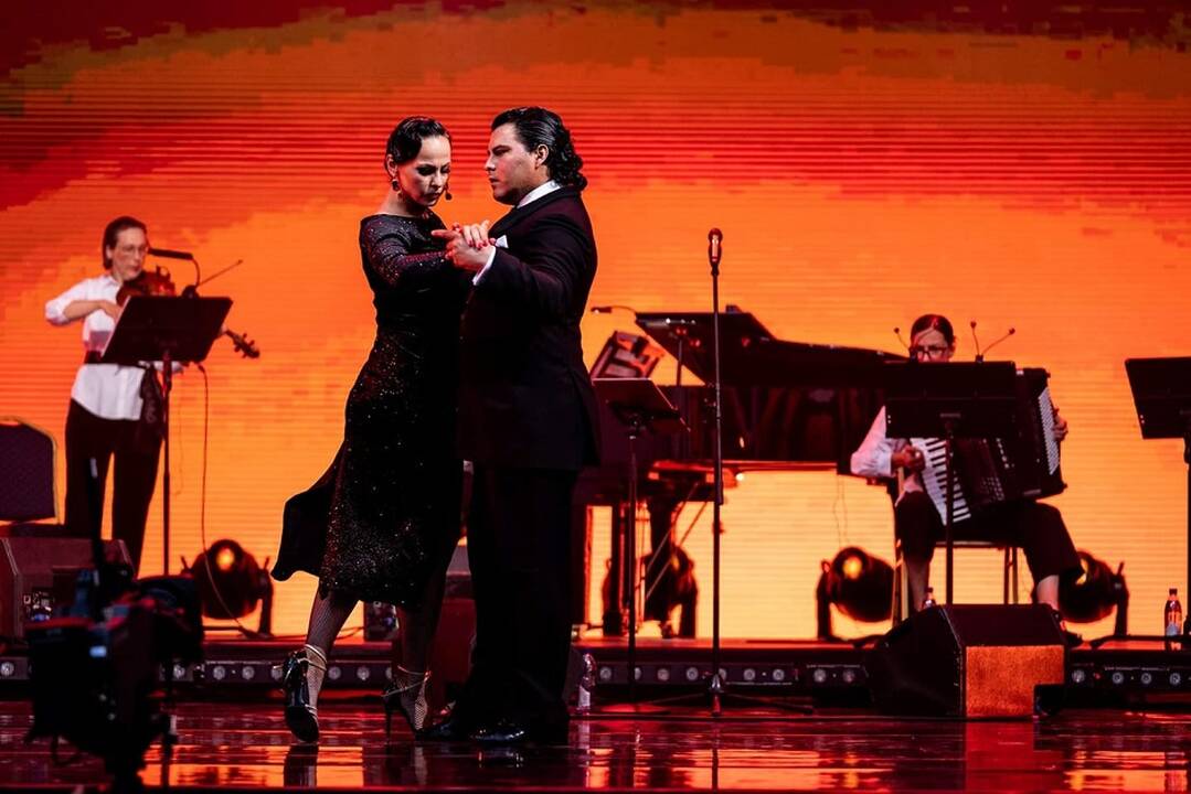 Esmė: sceninis tango turi aiškią choreografiją, kurios laikosi abu šokėjai. Jie išgyvena tango čia ir dabar, bet ne vaidina.