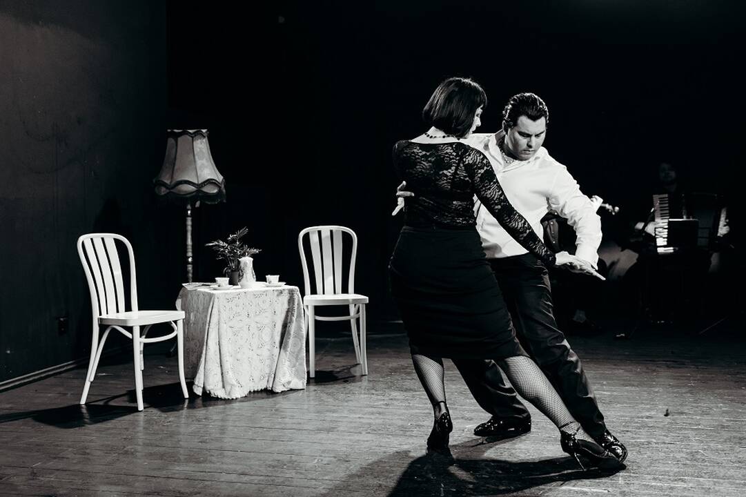 Esmė: sceninis tango turi aiškią choreografiją, kurios laikosi abu šokėjai. Jie išgyvena tango čia ir dabar, bet ne vaidina.