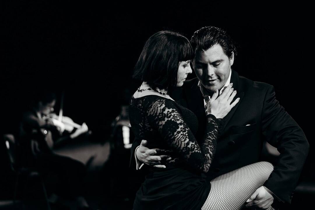 Esmė: sceninis tango turi aiškią choreografiją, kurios laikosi abu šokėjai. Jie išgyvena tango čia ir dabar, bet ne vaidina.
