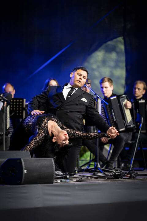 Esmė: sceninis tango turi aiškią choreografiją, kurios laikosi abu šokėjai. Jie išgyvena tango čia ir dabar, bet ne vaidina.