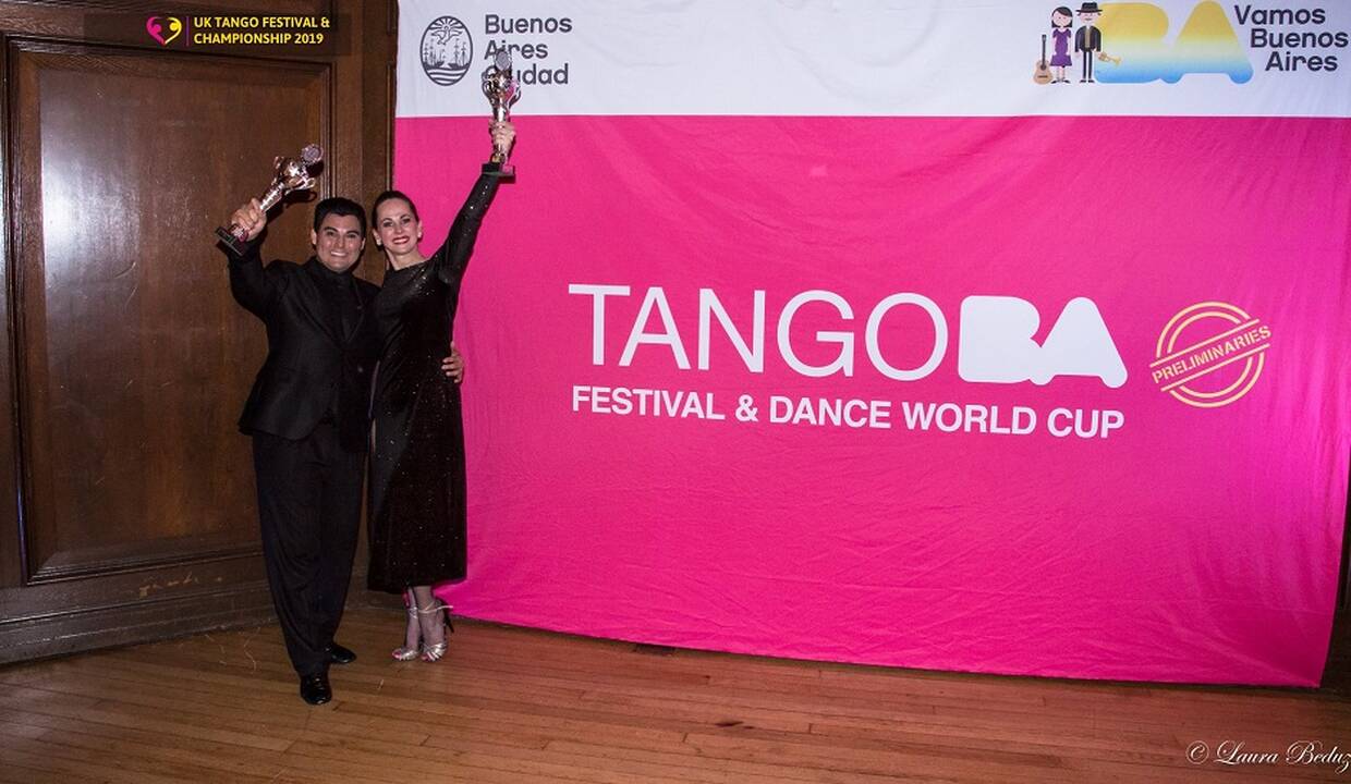 Esmė: sceninis tango turi aiškią choreografiją, kurios laikosi abu šokėjai. Jie išgyvena tango čia ir dabar, bet ne vaidina.