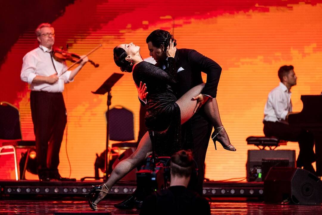 Esmė: sceninis tango turi aiškią choreografiją, kurios laikosi abu šokėjai. Jie išgyvena tango čia ir dabar, bet ne vaidina.