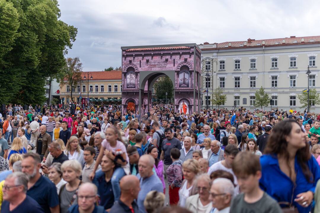Triumfo eisena  nuo Aušros vartų iki Valdovų rūmų 