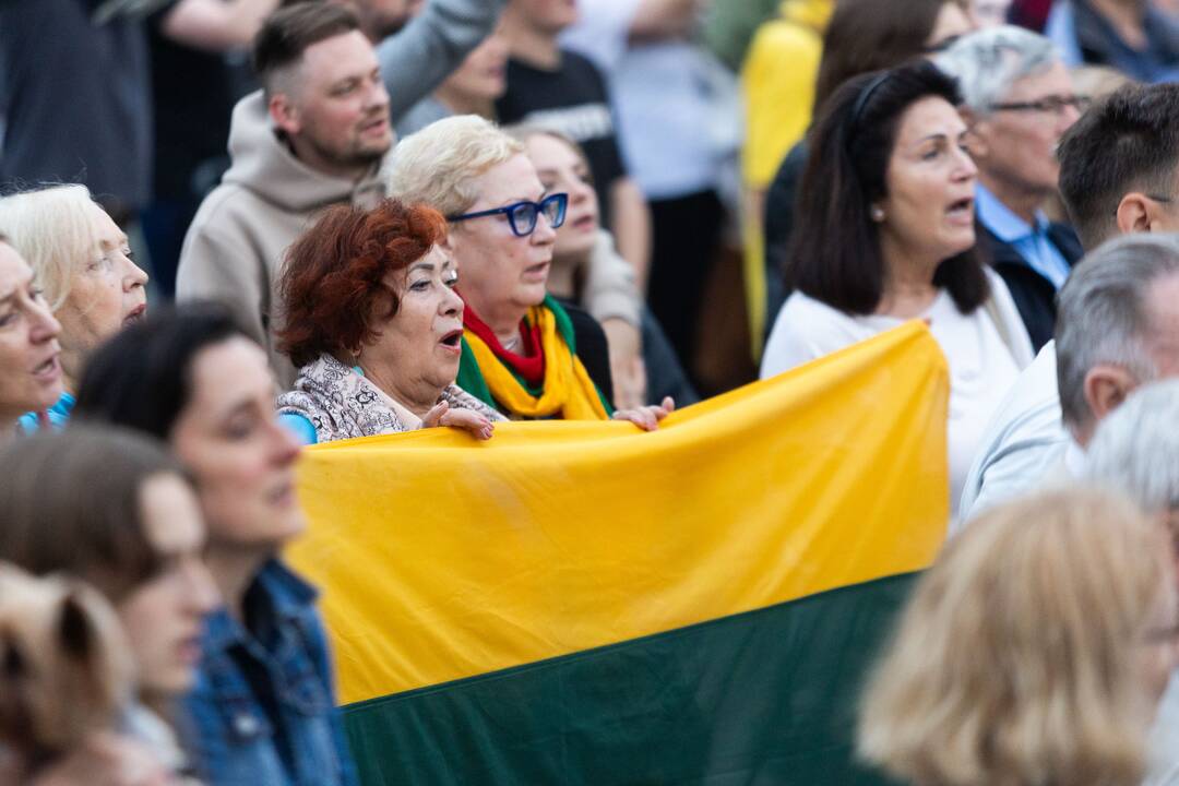 Tautiškos giesmės giedojimas Vilniaus Katedros aikštėje