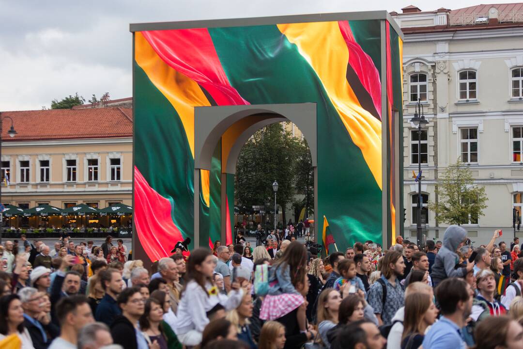 Tautiškos giesmės giedojimas Vilniaus Katedros aikštėje