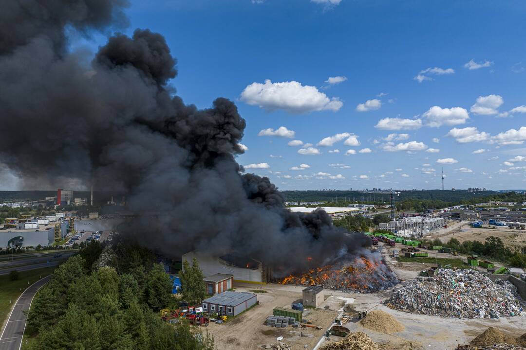 Didžiulis gaisras įmonėje „Ecoservice“