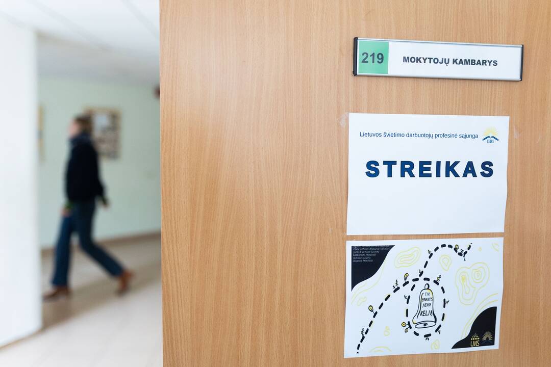 Nuo Klaipėdos į Vilnių žygiuojantys mokytojai pasiekė sostinę