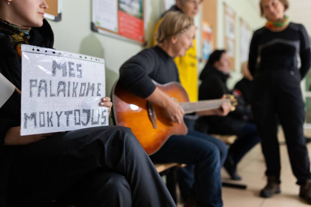 Nuo Klaipėdos į Vilnių žygiuojantys mokytojai pasiekė sostinę