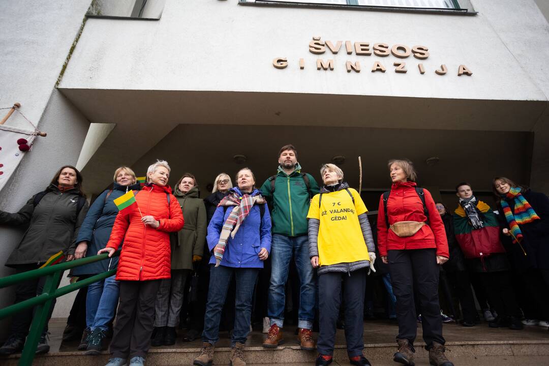Nuo Klaipėdos į Vilnių žygiuojantys mokytojai pasiekė sostinę