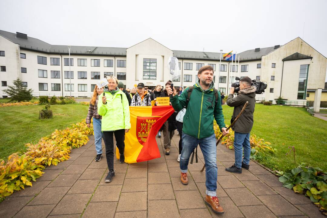 Nuo Klaipėdos į Vilnių žygiuojantys mokytojai pasiekė sostinę
