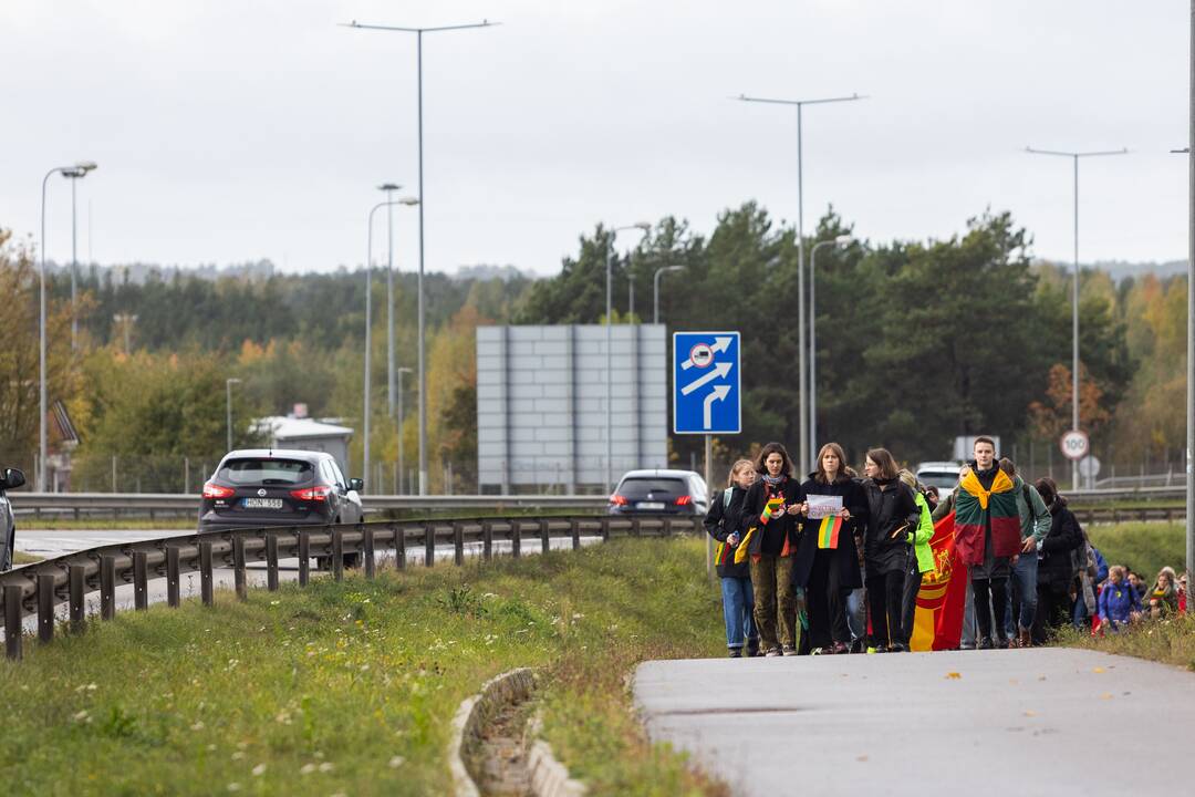 Nuo Klaipėdos į Vilnių žygiuojantys mokytojai pasiekė sostinę