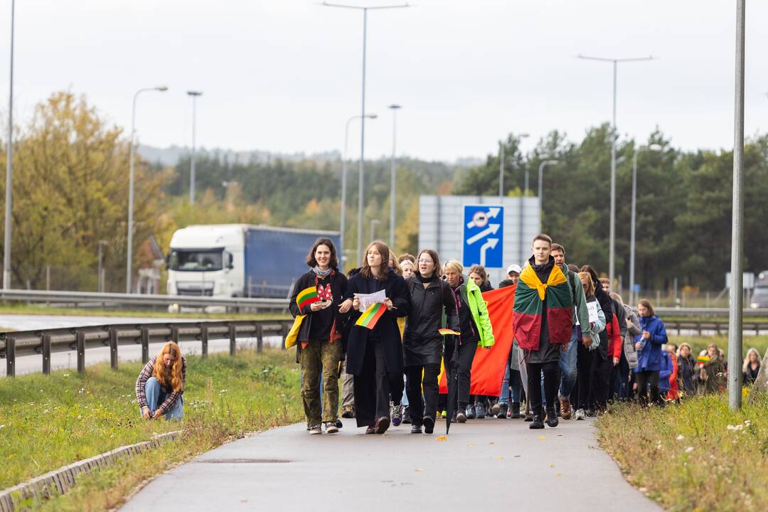 Nuo Klaipėdos į Vilnių žygiuojantys mokytojai pasiekė sostinę