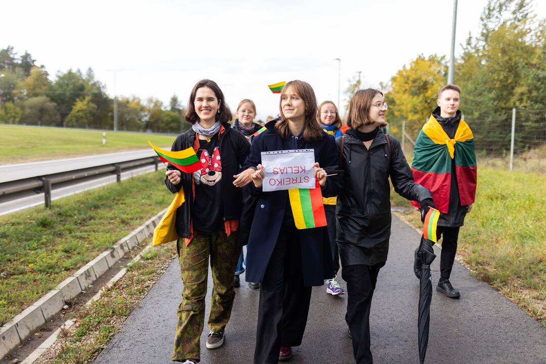 Nuo Klaipėdos į Vilnių žygiuojantys mokytojai pasiekė sostinę