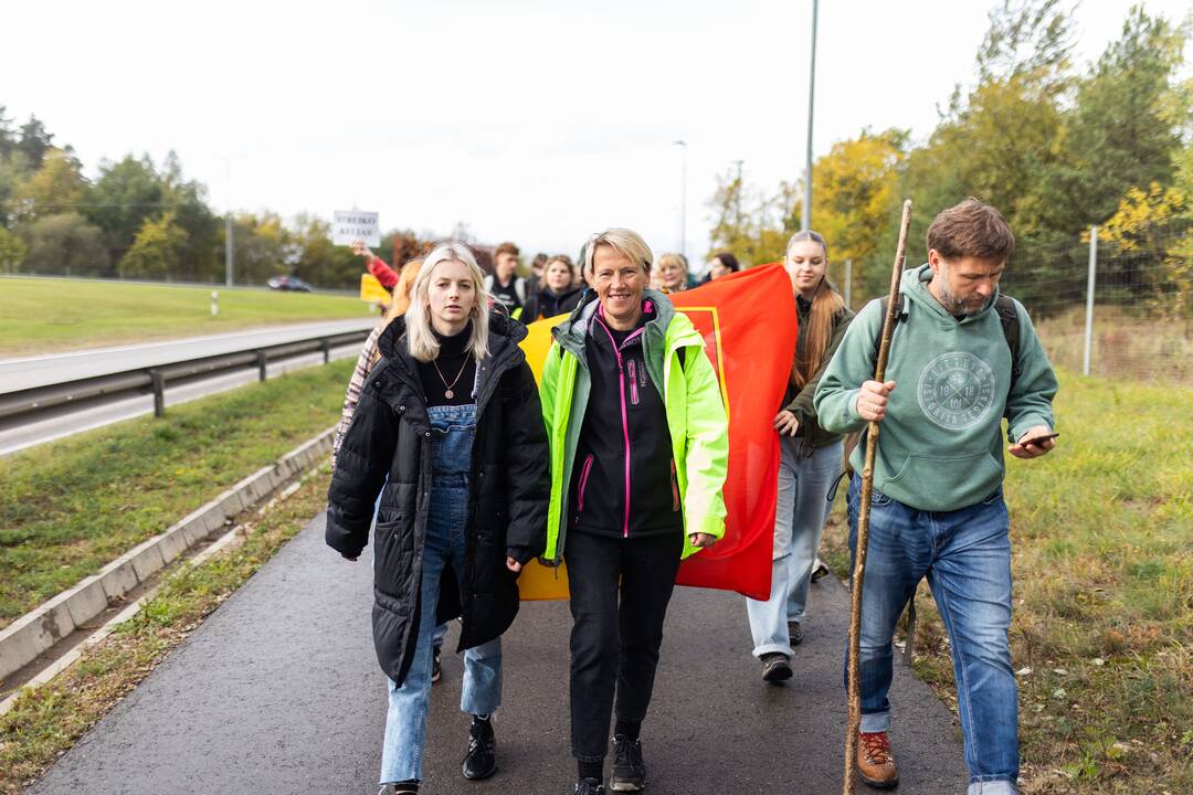 Nuo Klaipėdos į Vilnių žygiuojantys mokytojai pasiekė sostinę