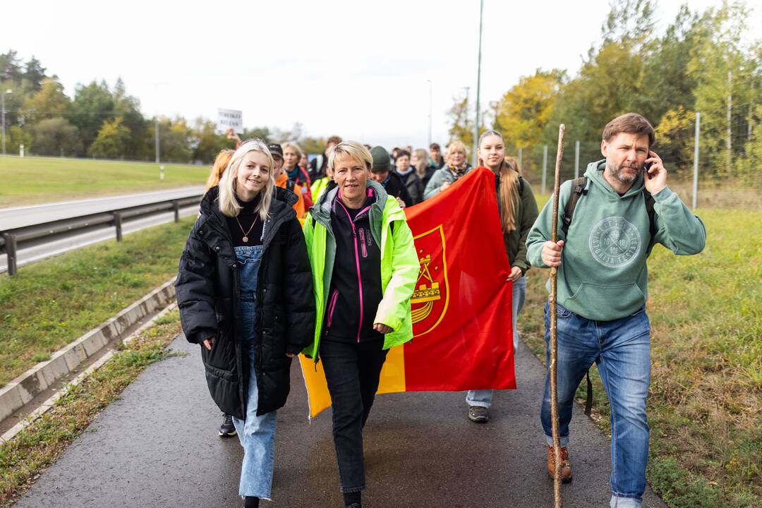 Nuo Klaipėdos į Vilnių žygiuojantys mokytojai pasiekė sostinę