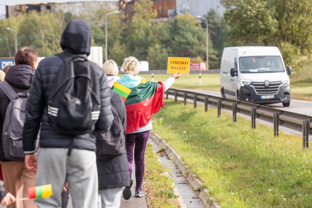 Nuo Klaipėdos į Vilnių žygiuojantys mokytojai pasiekė sostinę
