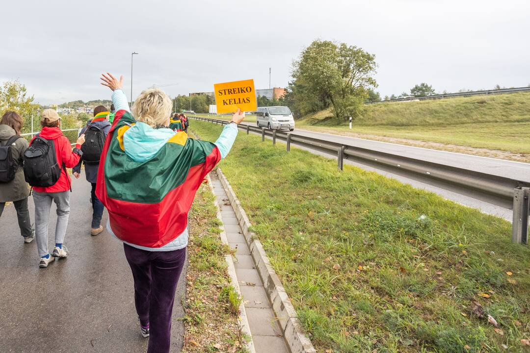 Nuo Klaipėdos į Vilnių žygiuojantys mokytojai pasiekė sostinę