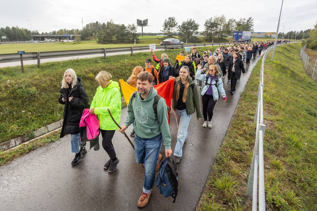 Nuo Klaipėdos į Vilnių žygiuojantys mokytojai pasiekė sostinę