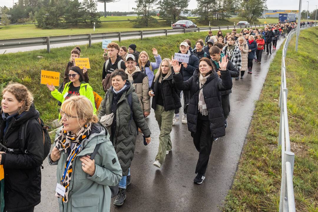 Nuo Klaipėdos į Vilnių žygiuojantys mokytojai pasiekė sostinę