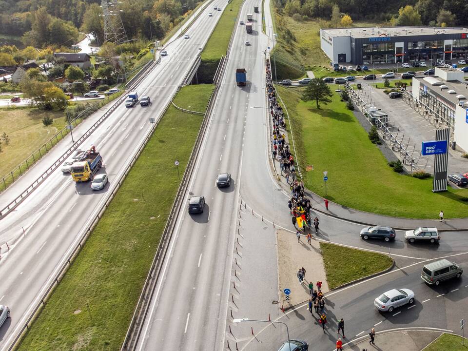 Nuo Klaipėdos į Vilnių žygiuojantys mokytojai pasiekė sostinę