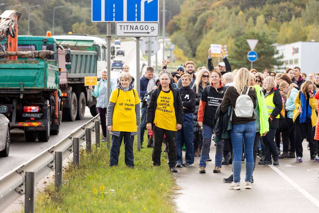 Nuo Klaipėdos į Vilnių žygiuojantys mokytojai pasiekė sostinę