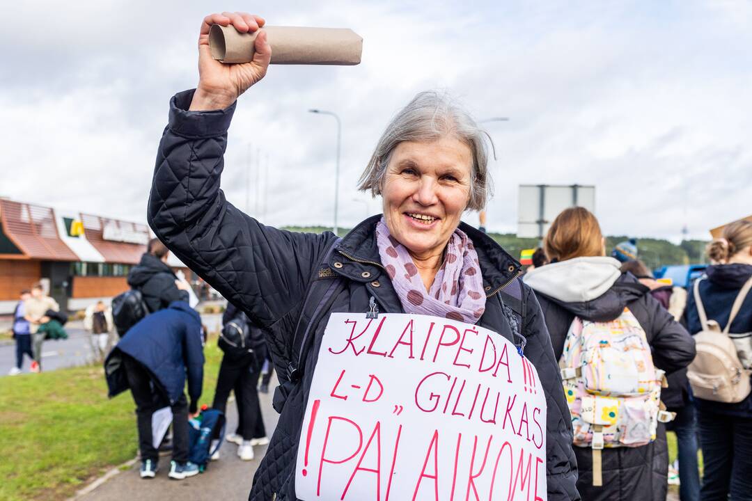 Nuo Klaipėdos į Vilnių žygiuojantys mokytojai pasiekė sostinę