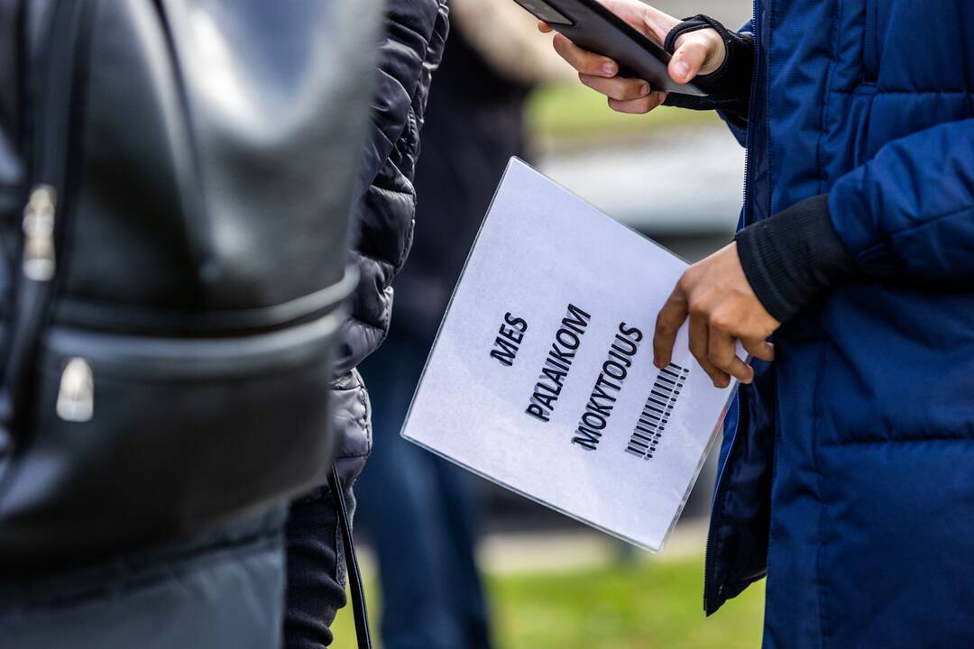 Nuo Klaipėdos į Vilnių žygiuojantys mokytojai pasiekė sostinę