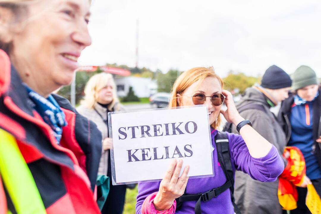 Nuo Klaipėdos į Vilnių žygiuojantys mokytojai pasiekė sostinę