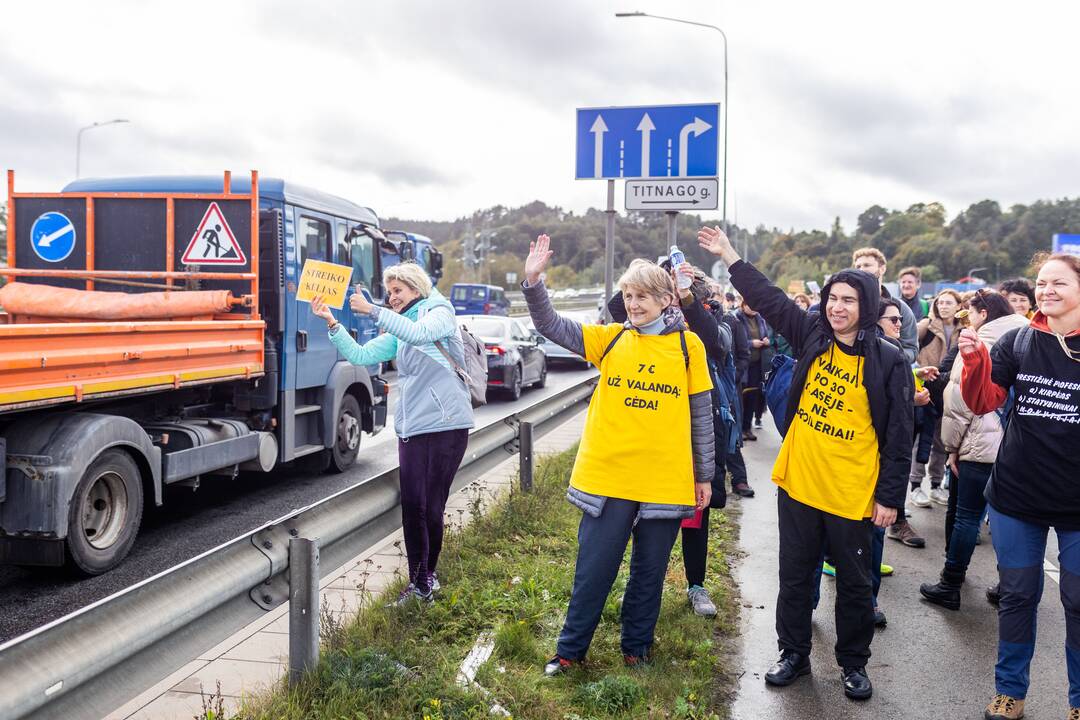 Nuo Klaipėdos į Vilnių žygiuojantys mokytojai pasiekė sostinę
