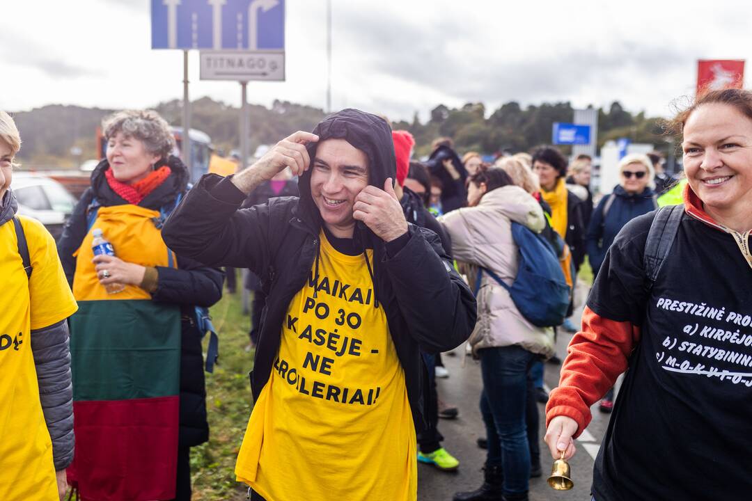 Nuo Klaipėdos į Vilnių žygiuojantys mokytojai pasiekė sostinę