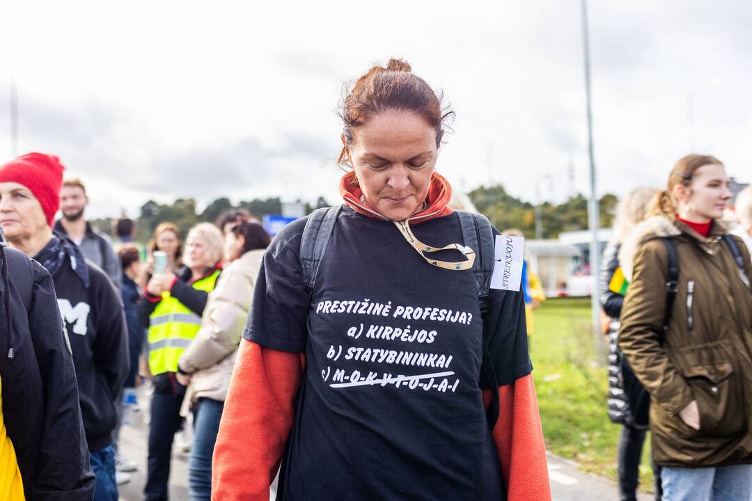Nuo Klaipėdos į Vilnių žygiuojantys mokytojai pasiekė sostinę