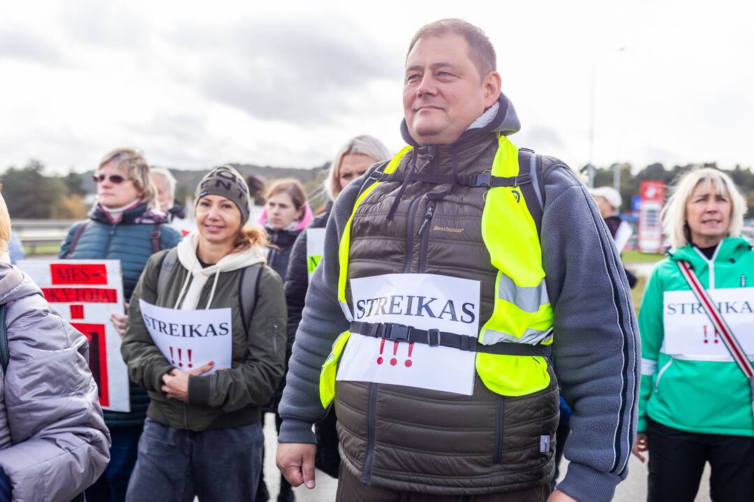 Nuo Klaipėdos į Vilnių žygiuojantys mokytojai pasiekė sostinę