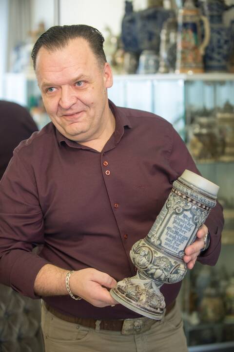 Pirma: alaus bokalų kolekcionavimas – Ž. Stanulevičiaus aistra, prasidėjusi nuo Vokietijoje rasto bokalo. Dabar jo namuose įvairiausių bokalų – per 500.