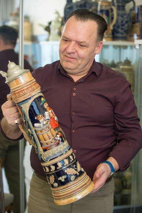 Pirma: alaus bokalų kolekcionavimas – Ž. Stanulevičiaus aistra, prasidėjusi nuo Vokietijoje rasto bokalo. Dabar jo namuose įvairiausių bokalų – per 500.
