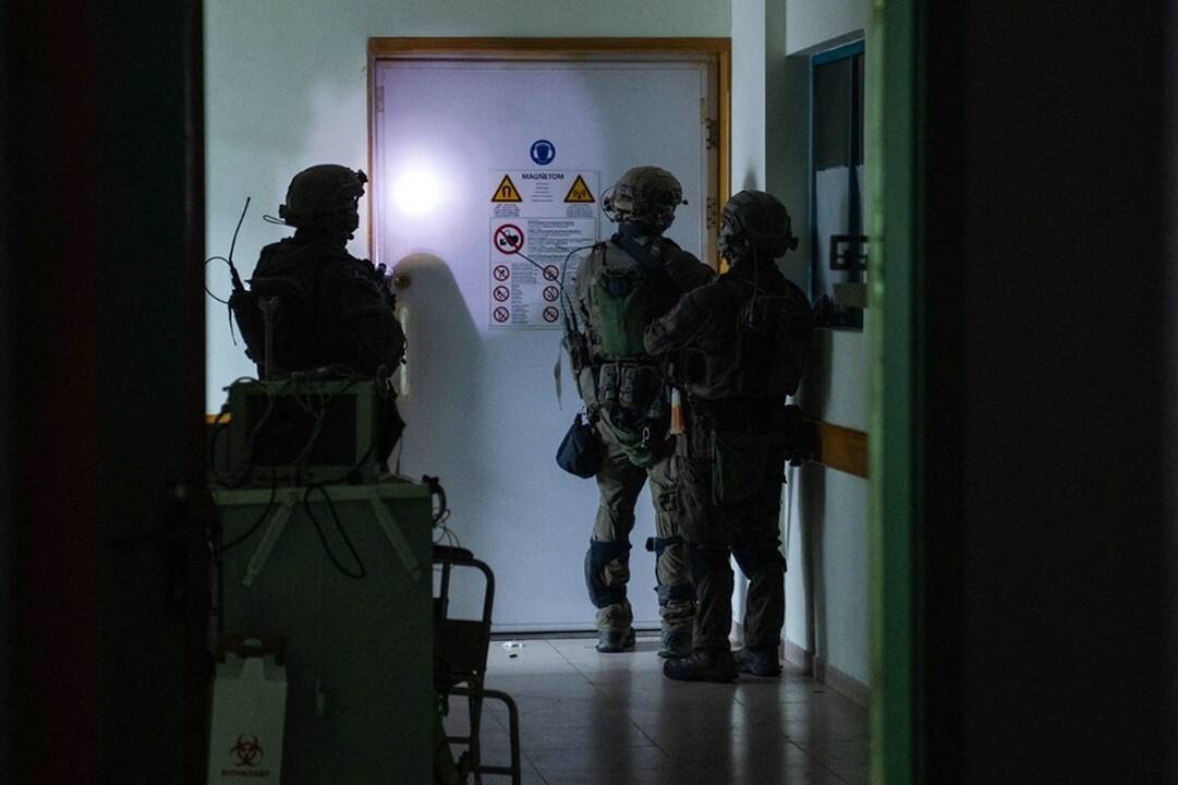 Izraelio kariškis: per reidą Gazos ligoninėje rasta medžiagos, susijusios su įkaitais