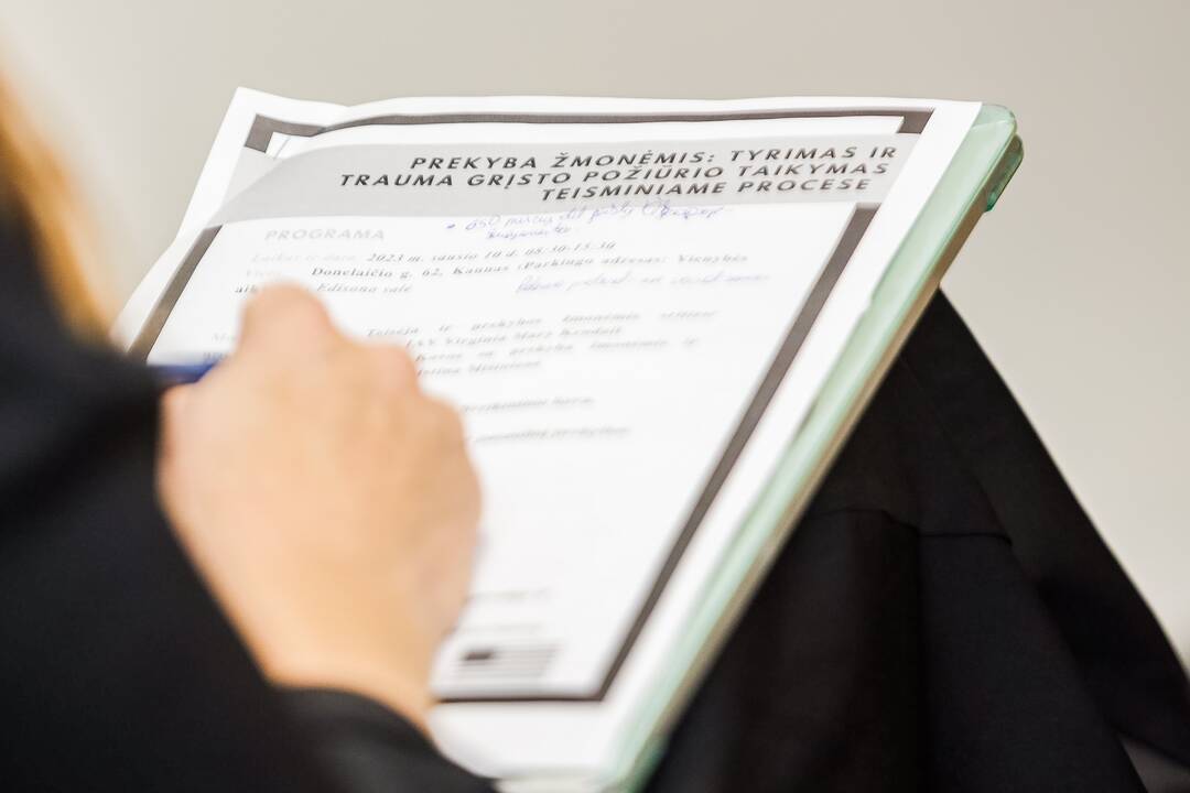 Patirtis: JAV teisėja V. M. Kendall – pripažinta pasaulyje prekybos žmonėmis ekspertė, vedanti mokymus įvairiose šalyse.