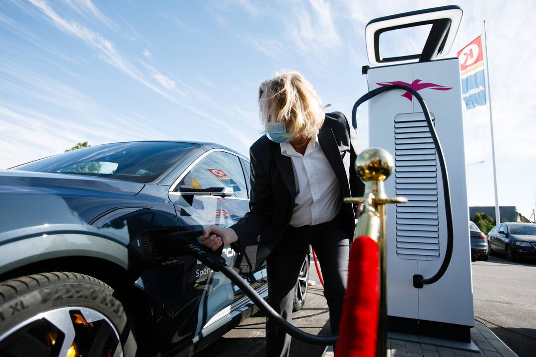 Skirtumas: motociklams „EURO 5“ taršos standartas privalomas tapo tik prieš porą metų, o lengviesiems automobiliams jau nuo 2014 m. privalomas griežtesnis „EURO 6“.