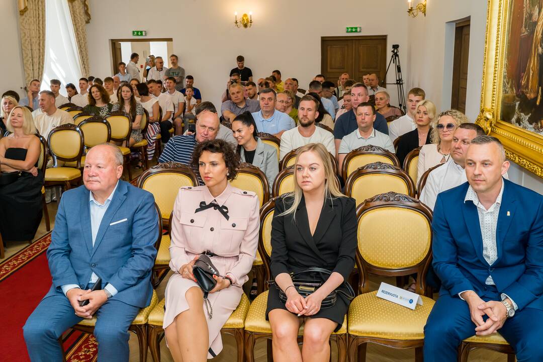 Viešnia: sezono laureatus pasveikino iš Prancūzijos grįžusi perspektyvioji J. Jocytė (dešinėje).