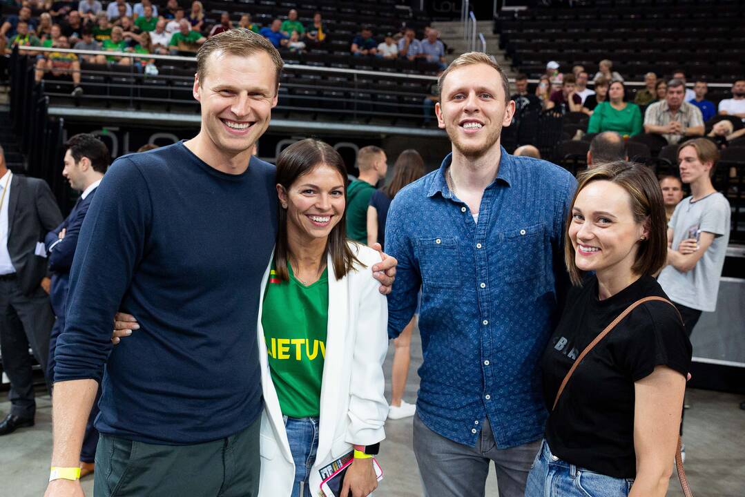 NBA komisaras A. Silveris (su mikrofonu) įteikė čempiono taurę Denverio klubo savininkui S. Kroenke (žydru švarku), kuriam priklauso ir Londono „Arsenal“ futbolo klubas.