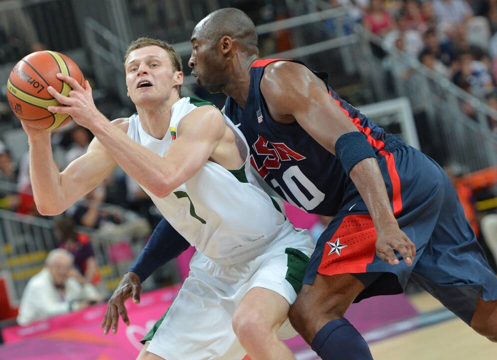 NBA komisaras A. Silveris (su mikrofonu) įteikė čempiono taurę Denverio klubo savininkui S. Kroenke (žydru švarku), kuriam priklauso ir Londono „Arsenal“ futbolo klubas.