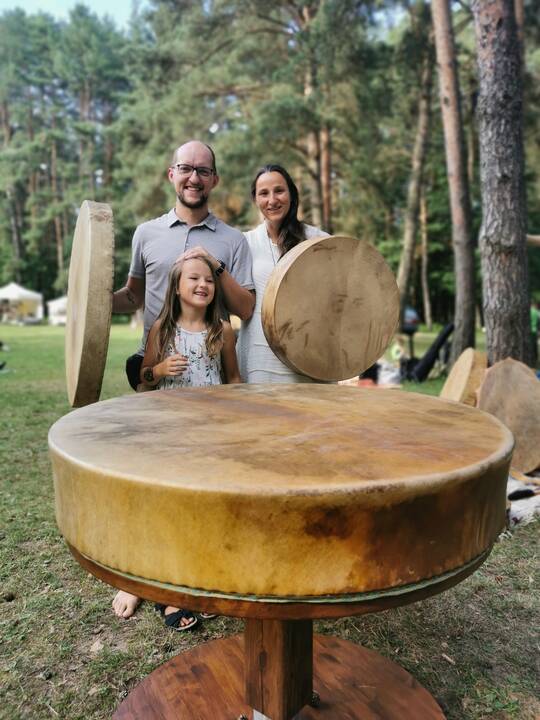 Atradimai: pajutę dvasinio tobulėjimo alkį, Šimkai pasinėrė į garsų terapiją ir intuityvų muzikavimą.  