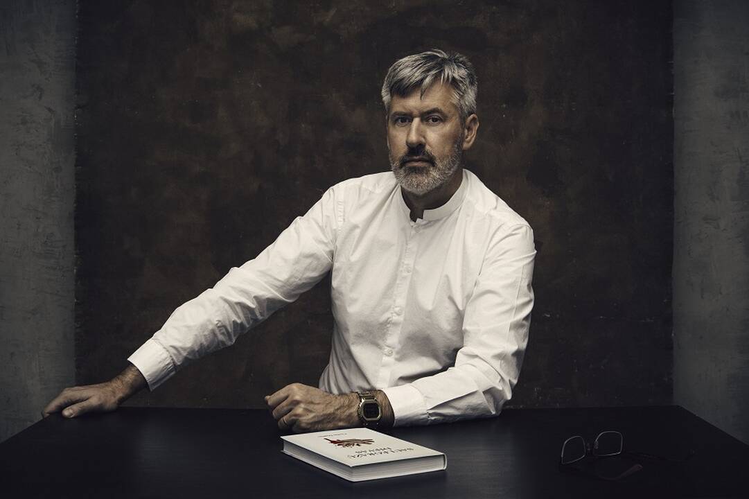 Romanas: publicisto, rašytojo L. Dapkaus rankose – nauja knyga. „Saulėgrąžų dievas“ .